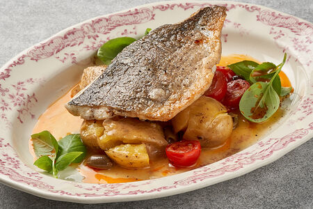 Филе дорадо с картофелем и томатами