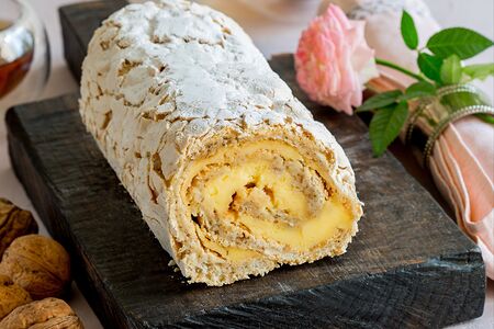 Рулет с заварным кремом и грецким орехом