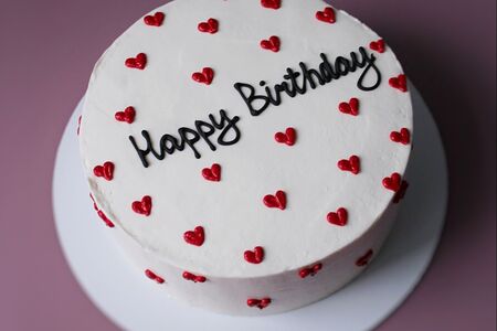 Торт в подарок на день рождения Happy Birthday с сердечками