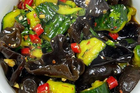 Огурец и черные древесные грибы 