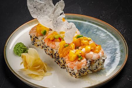 Ролл с креветкой и сальсой из манго