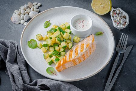 Лосось в сливочно-перечном соусе с цукини