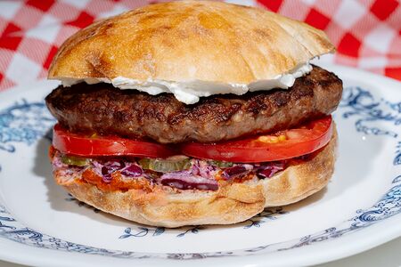 Пунена плескавица в булочке