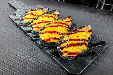 Запечённые мидии в спайси-соусе 