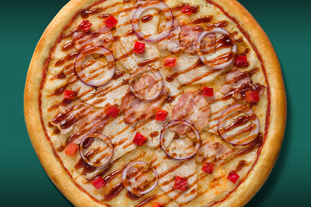 Пицца барбекю с курицей и беконом