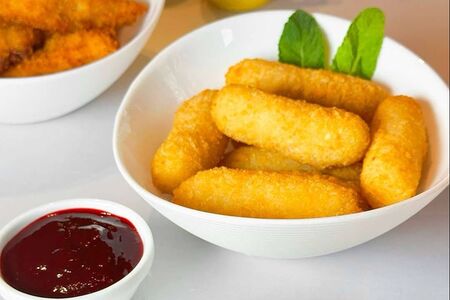 Сырные палочки с ягодным соусом