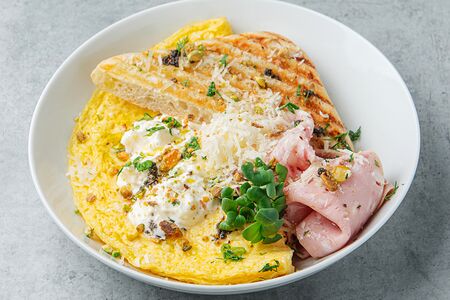 Омлет с мортаделлой и страчателлой