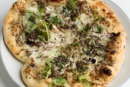 Лепешка со страчателлой и трюфелем