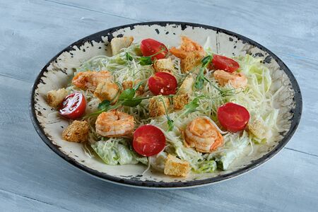 Салат Цезарь с тигровыми креветками