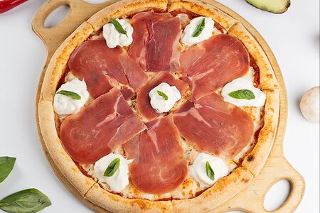 Пицца с пармой и страчателлой 