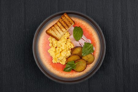 Скрембл с беконом и жареным картофелем