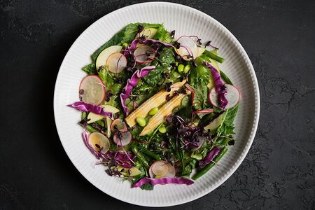 Большой зеленый салат