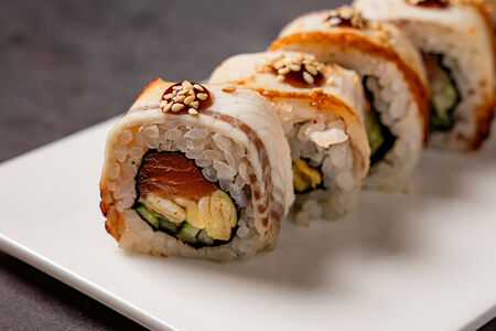 Ролл Дракон с угрём и лососем