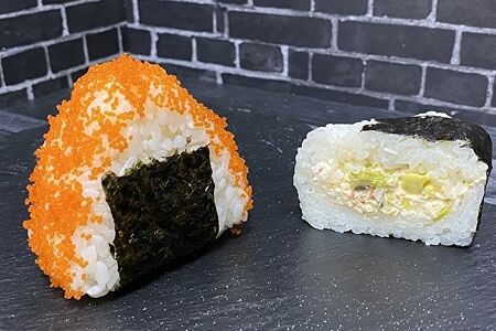 Онигири с крабом