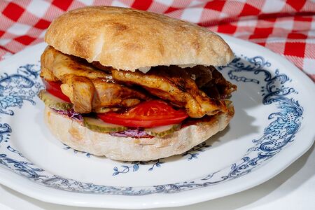 Бургер Пилечи батак в булочке