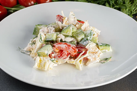 Салат со свежими овощами и сметаной