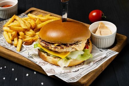 Бургер куриный с картофелем фри