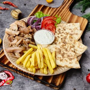 Гирос с курицей на тарелке