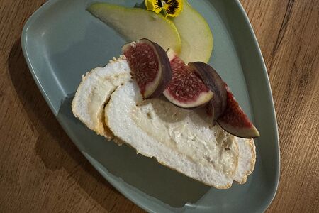 Меренговый рулет Груша-горгонзола