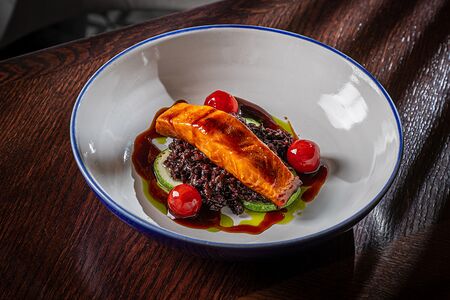 Стейк из лосося в глазури терияки, подается с диким рисом и овощами