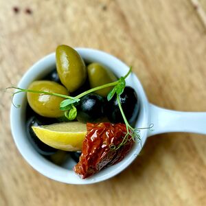 Гигантские маслины и оливки с вялеными томатами