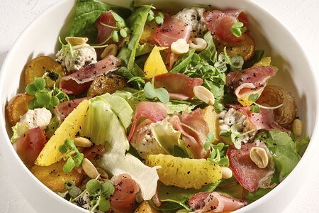 Салат с вяленой уткой и муссом из угря