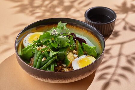 Боул с авокадо и печеной свеклой