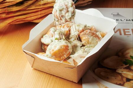 Жареные пельмени с курицей и плавленым сыром