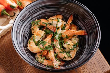 Жареные креветки с чесноком и зеленью