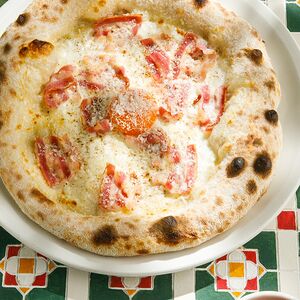 Пицца со сливками и беконом