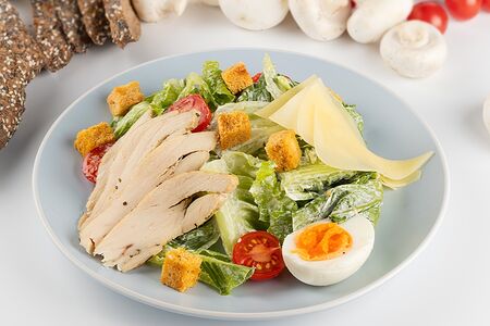 Салат Цезарь с курицей 