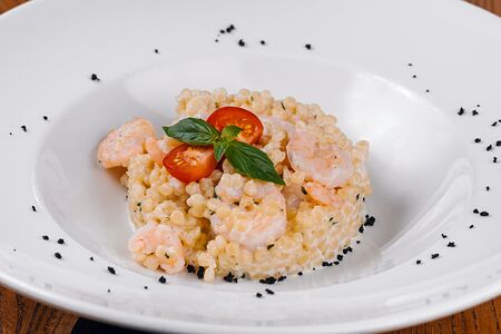 Птитим с креветками в сливочно-винном соусе 