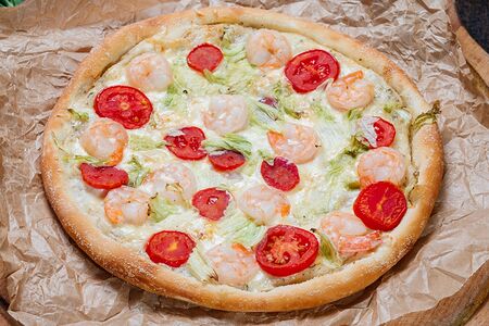 Пицца Цезарь с креветками средняя