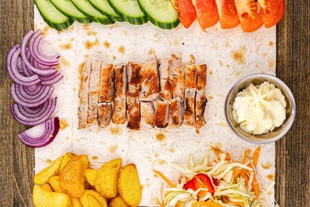 Шаурма на тарелке с айдахо и свининой