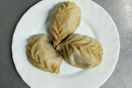 Манты с говядиной и сметаной