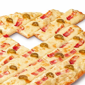 Чесночные палочки с беконом и халапеньо