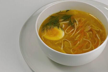 Куриный бульон с лапшой и яйцом