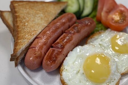 Яичница с сосисками