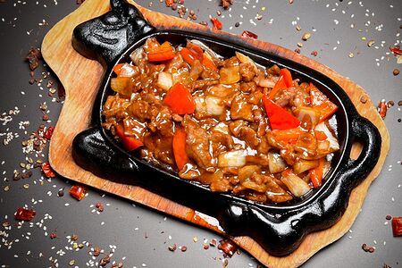 Говядина с овощами на чугуне