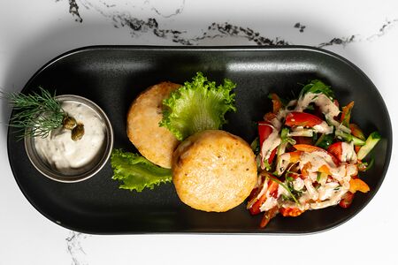 Котлеты из лосося и судака с салатом из овощей, водорослей и кунжутной заправкой