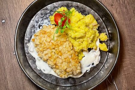 Куриная котлета с печеным картофелем и сливочно-грибным соусом