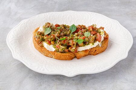 Брускетта с томатной сальсой