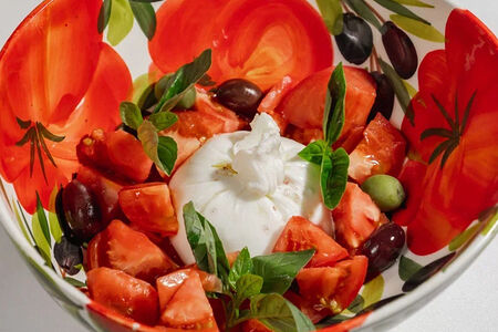 Буррата с томатами