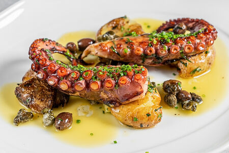 Осьминог с мятым картофелем и каперсами