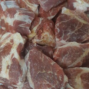 Свиная шея сырая маринованная