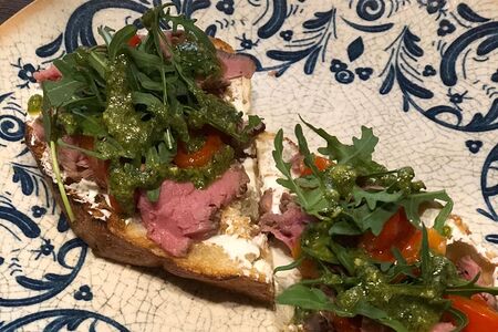 Брускетта с ростбифом и печеным перцем