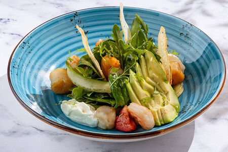 Салат с гребешками, креветками и авокадо 