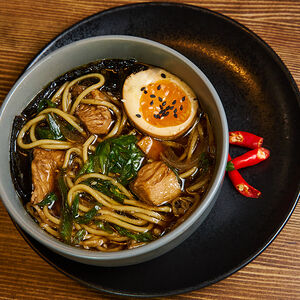 Рамен с филе цыпленка и яичной лапшой