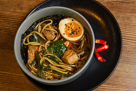 Рамен с филе цыпленка и яичной лапшой