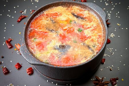 Суп с помидорами и яйцом